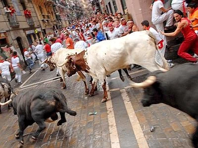 Pamplona, al via la prima corsa dei tori di San Firmino: quattro feriti