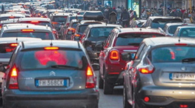 Milano, il piano di Beppe Sala: stop anche alle auto a benzina, divieti al diesel e soglia massima di chilometri