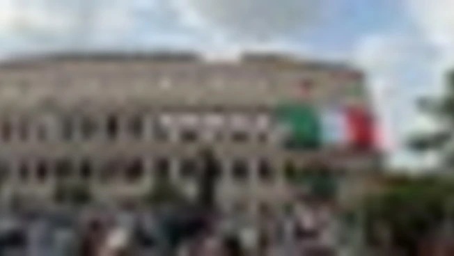 2 giugno, srotolato enorme Tricolore al Colosseo