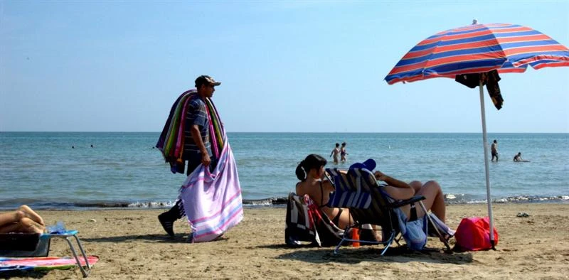 Senegal, l'allarme del capo della polizia: "L'Isis vuole colpire sulle spiagge italiane con finti vu cumprà"