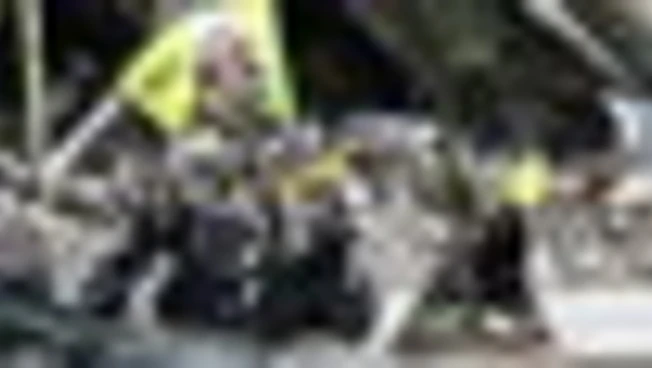 Libano, bandiere di Hezbollah tra le macerie di Beirut