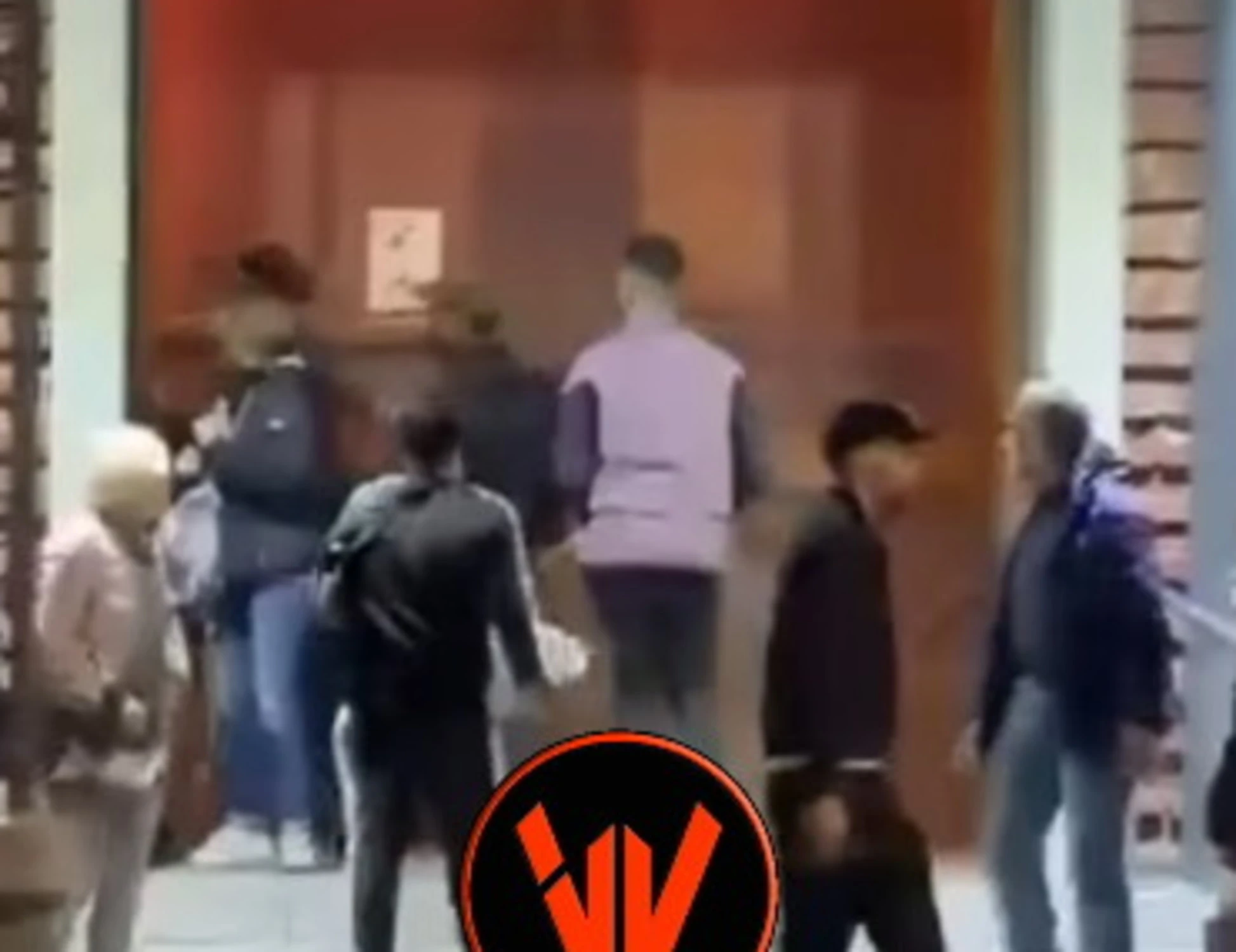 Milano, sfasciano la bancarella poi lo inseguono in chiesa: violenza-maranza