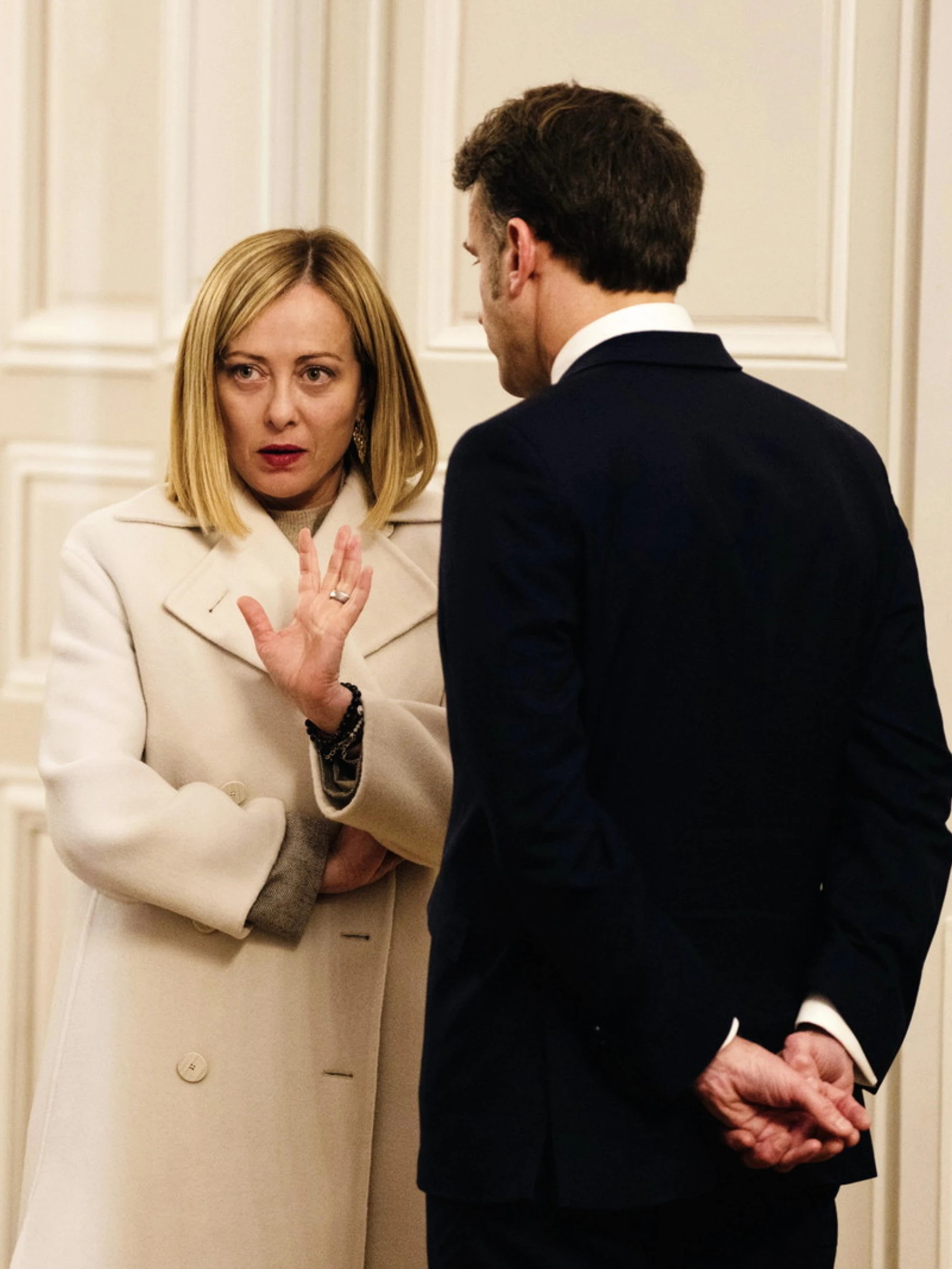 Giorgia Meloni, Politico esalta il premier e stronca la Francia: "L'Italia sta vincendo"