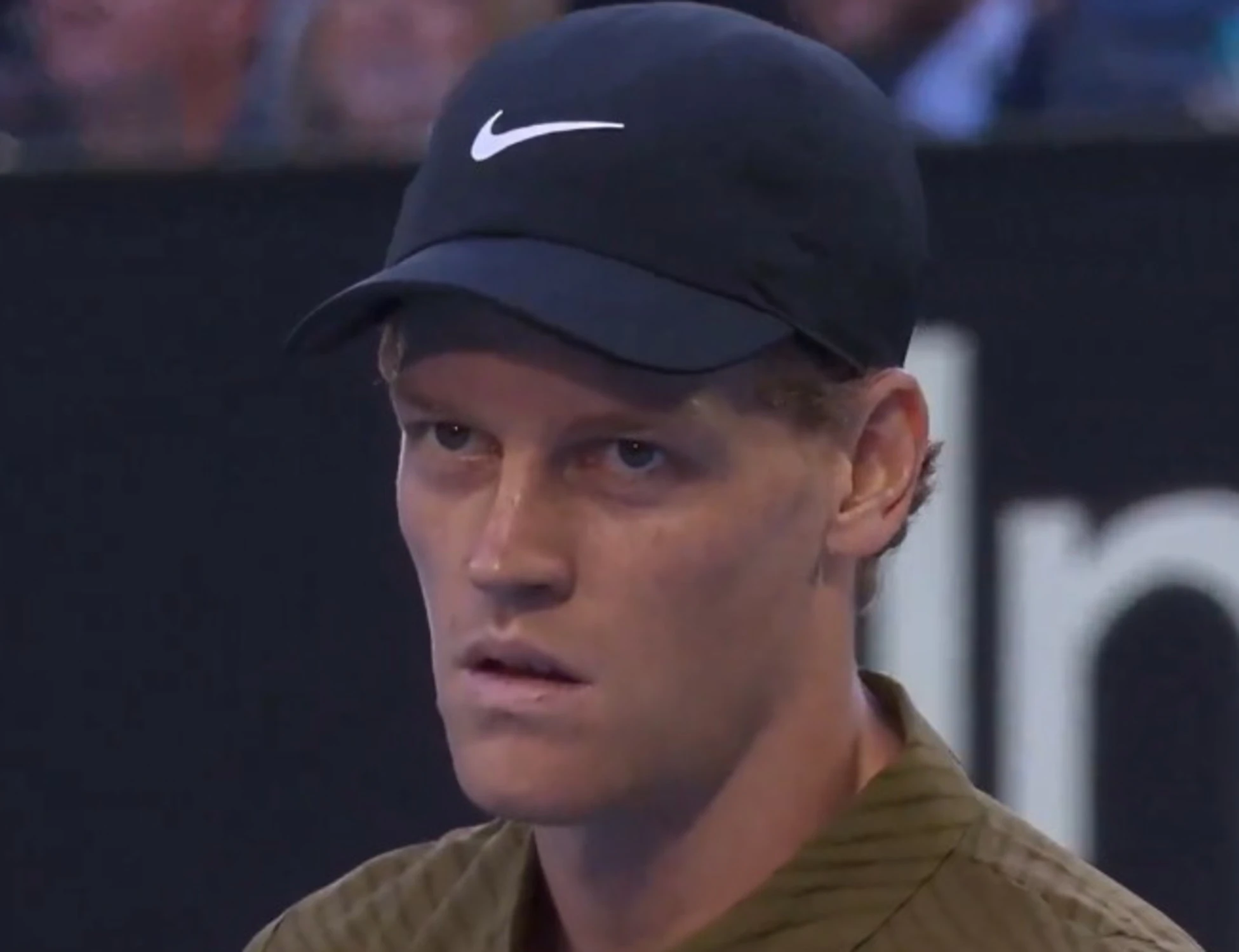 Jannik Sinner posseduto dal demonio: il video dello sguardo inquietante