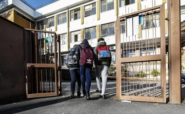 Roma, spray urticante e poi coltellate alla prof: l'orrore di un 13enne a scuola