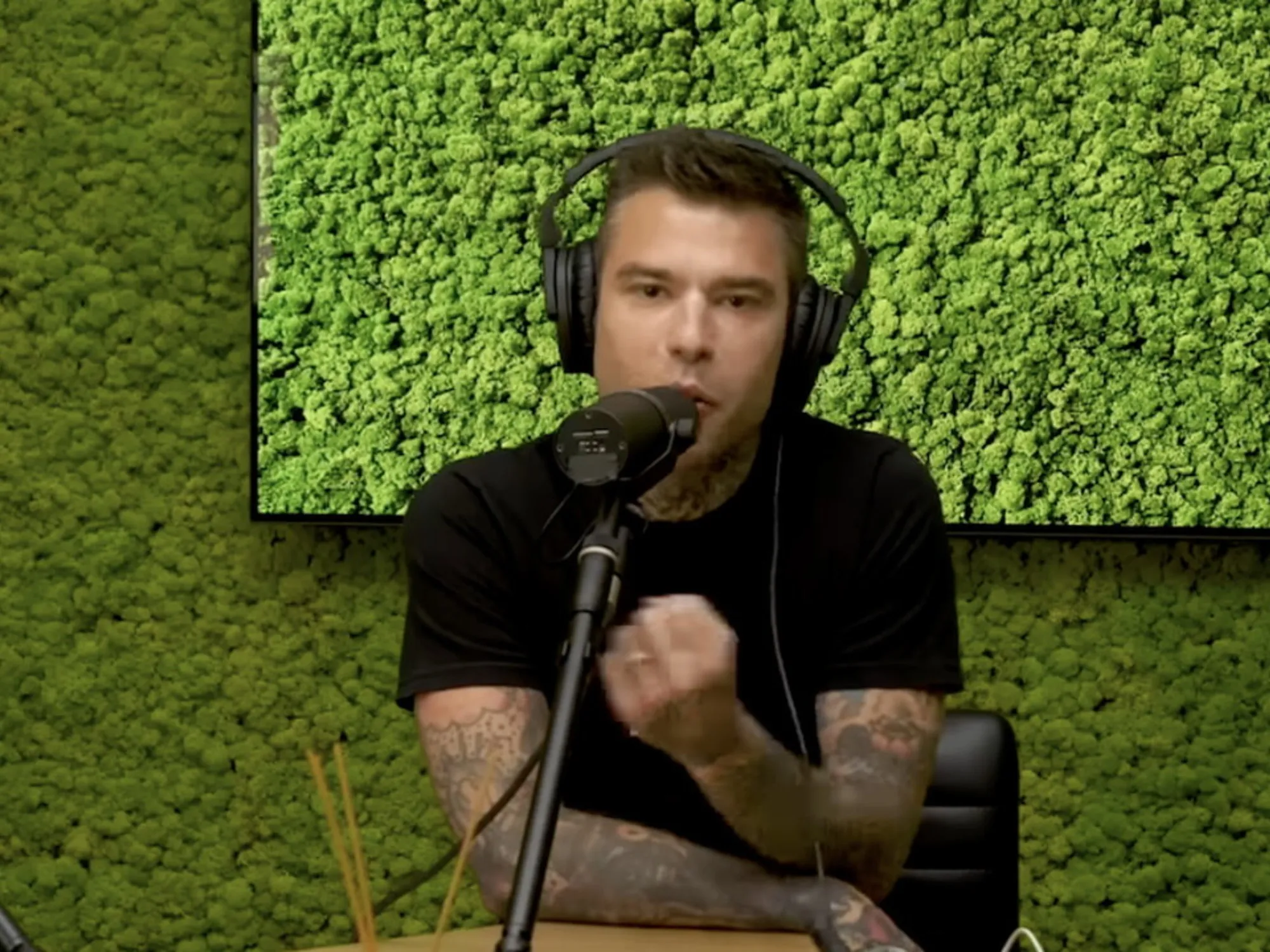 Leggi l'articolo: "Si fa fotografare con Sala e poi...". Fedez risponde a Marracash, parole grosse