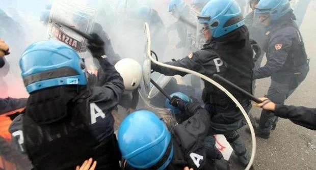 Corteo studenti: scontri con la polizia in tutt'Italia