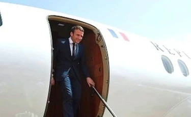 Emmanuel Macron ko sull'aereo presidenziale: "Giorgia Meloni meglio di lui"