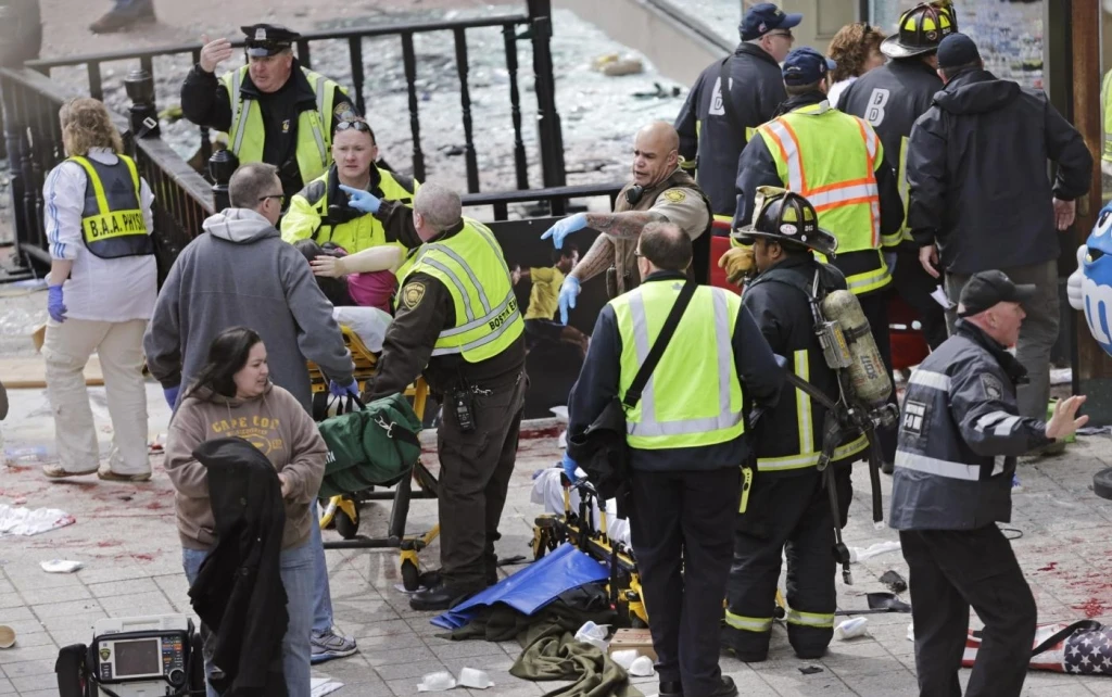 Boston, bombe alla maratona: tre morti. Fbi: "Attacco terroristico"