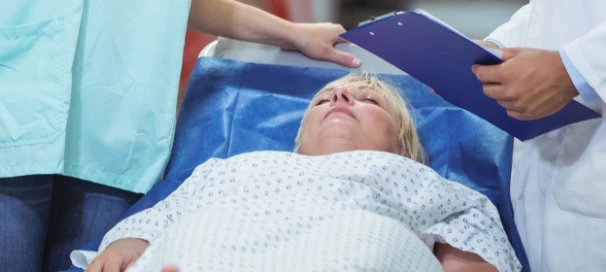 "Ma sai che con queste calze e pantaloncini". Morsi e palpate, horror sulla 17enne in ospedale