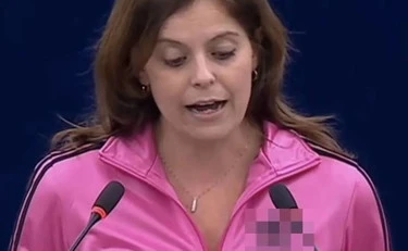 Ilaria Salis, sconcerto all'Europarlamento: si presenta vestita così, travolta dalle critiche