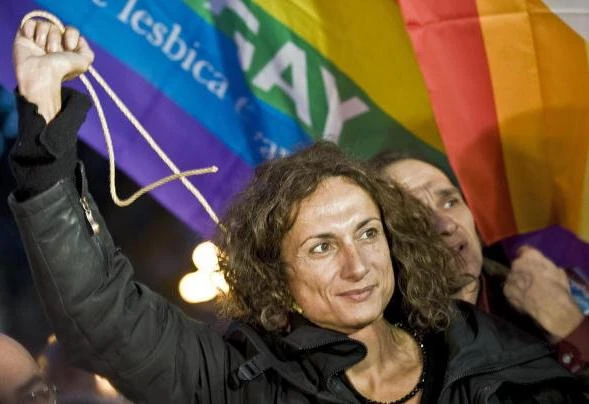 Luxuria attacca la Mussolini su twitter