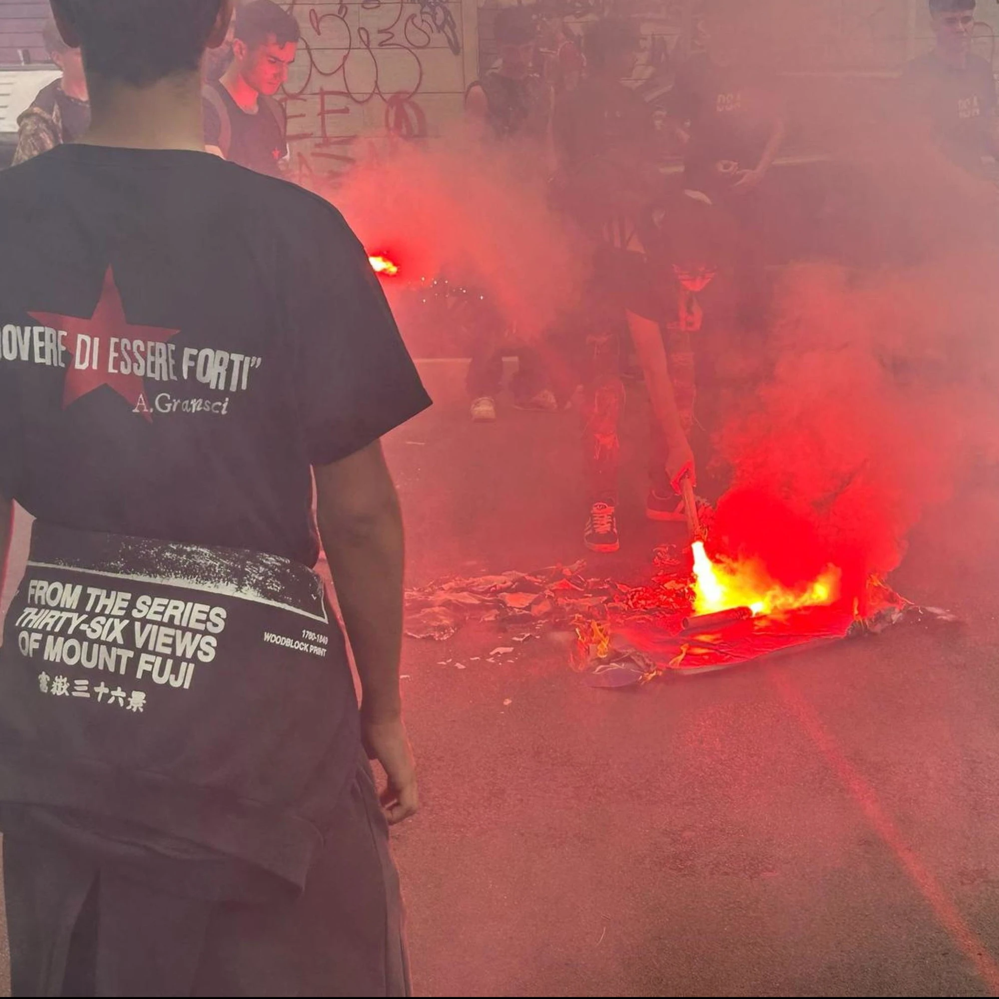 L'irresponsabilità di chi manifesta contro la libertà di espressione