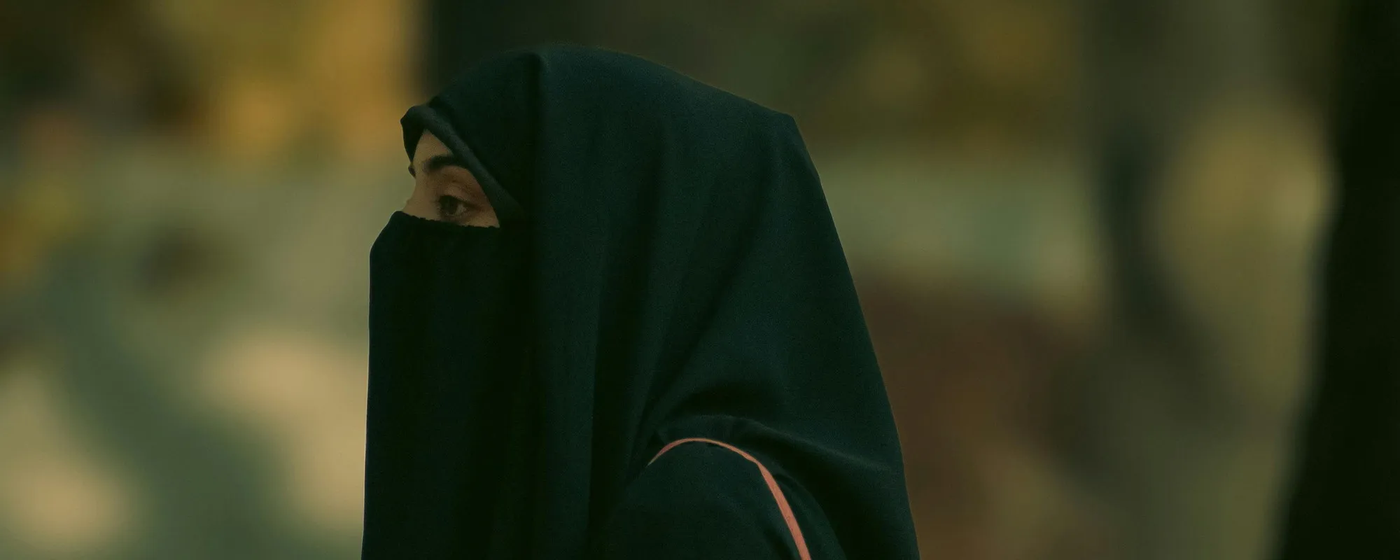 Non prega Allah? Donna italiana punita con uno stupro di gruppo