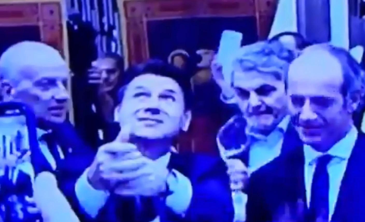 Giuseppe Conte, il video sconcertante dal Vinitaly: stappa la bottiglia, e poi...