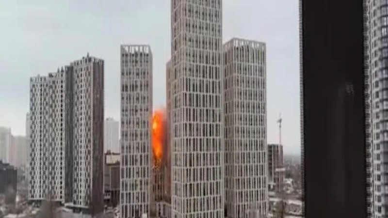 Raffica di attacchi a Kiev: così un drone colpisce un palazzo