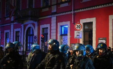 Poliziotti nel mirino di Askatasuna: cosa lanciano sugli agenti, vergogna rossa