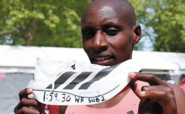 Sabastian Sawe, dai piedi nudi alle "piume": come è nata la scarpa record