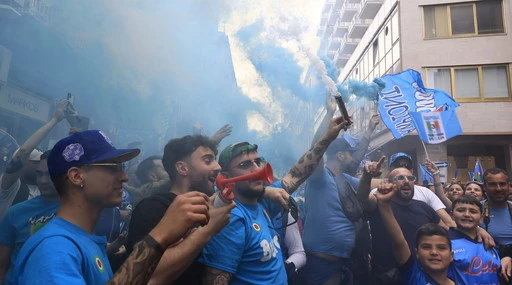 Napoli-Salernitana? "Un preservativo": lo striscione a luci rosse