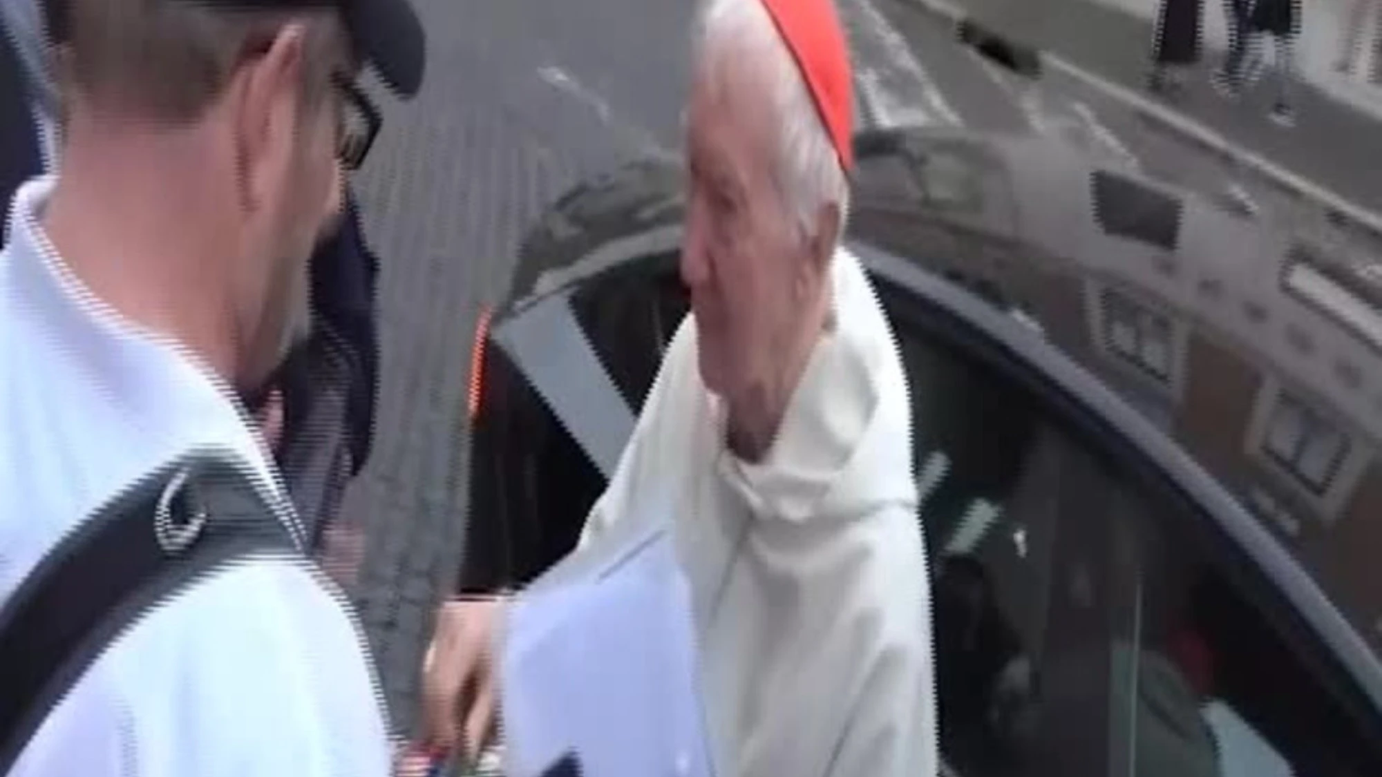 Conclave 2025, il cardinale Radcliffe autografa una palla da baseball