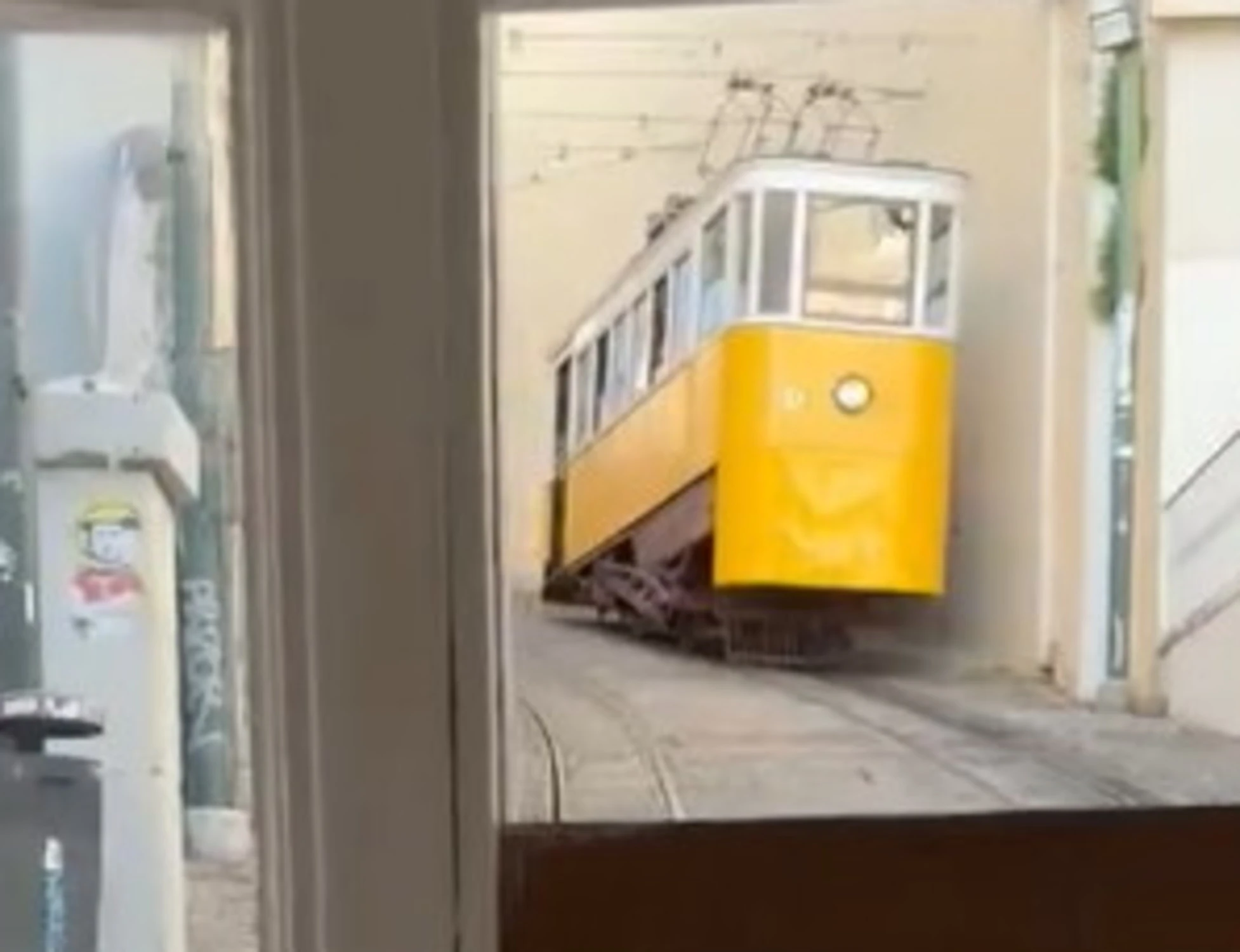 Lisbona, la funicolare deraglia ed è strage. Un'italiana ferita: "Cos'ho visto"