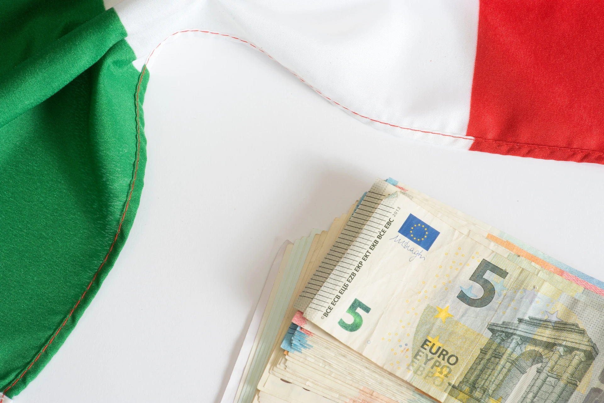 Sondaggio Eurobarometro, solo il 44 per cento degli italiani vuole restare in Europa: verso l'Italexit?