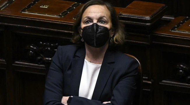 Luciana Lamorgese, poltrone e tappeti: spesa di mezzo milione di euro per il suo ufficio al Viminale