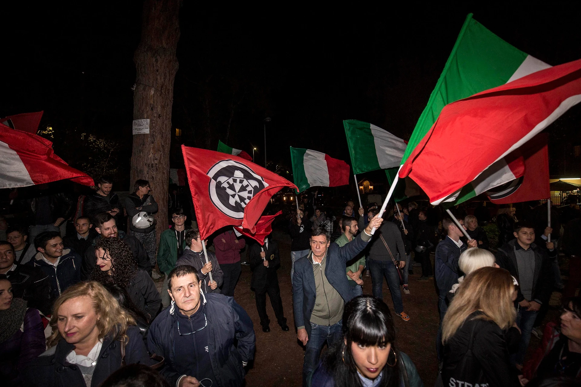 Onda nera sull'Italia, Casapound inarrestabile. Marcia sul Parlamento, il retroscena: numeri bomba