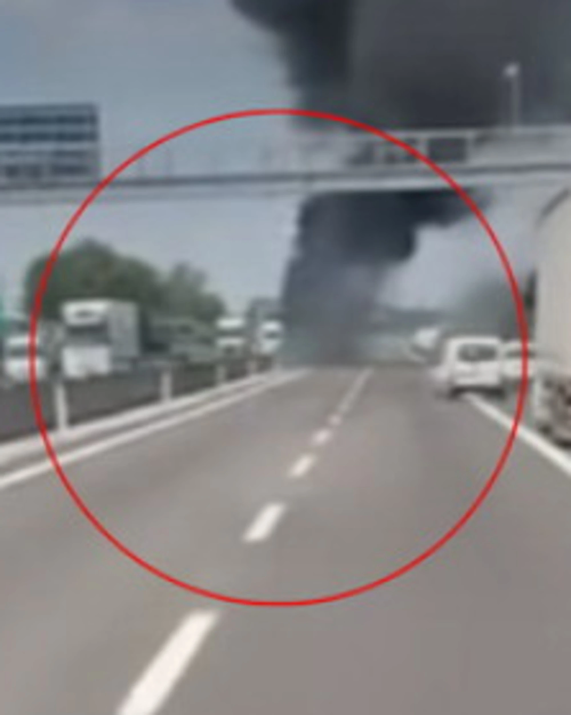 A21, ultraleggero precipita sull'autostrada: due morti, traffico in tilt