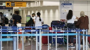 "Non metto la mascherina". Coronavirus, il "no" della 24enne negazionista: sul volo per Catania si scatena l'inferno