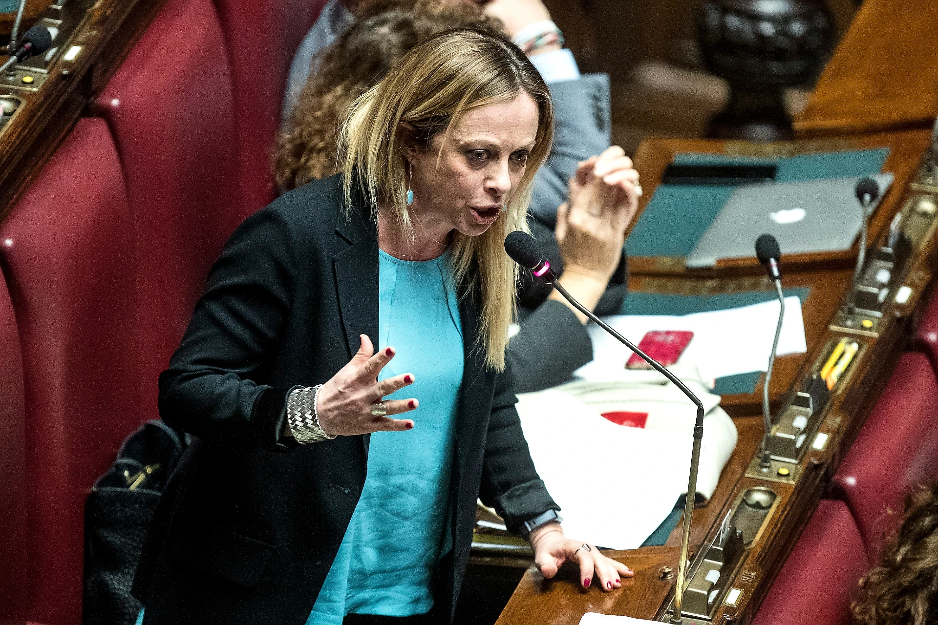 Giorgia Meloni: "Quattro vigili urbani aggrediti al campo rom. Chiudiamoli"