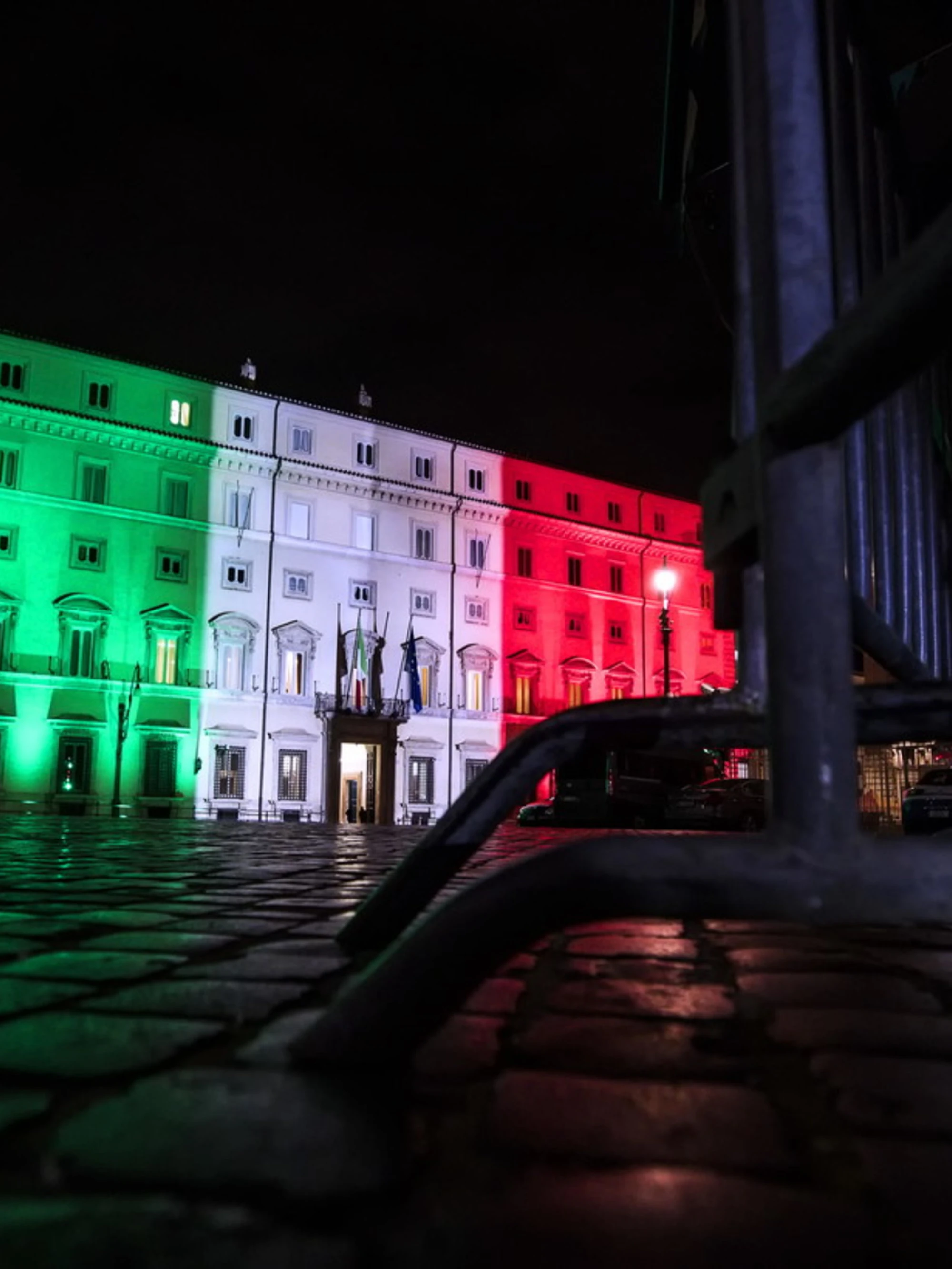 Francia più a rischio dell'Italia: i rendimenti dei titoli di Parigi superano quelli di Roma