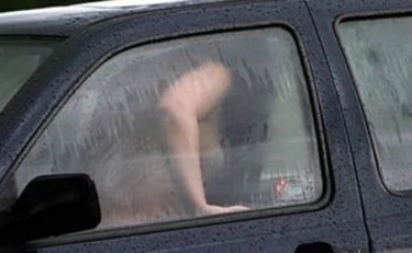 Frosinone, trova il marito 80enne a far sesso in auto con una ragazza: finisce in disgrazia