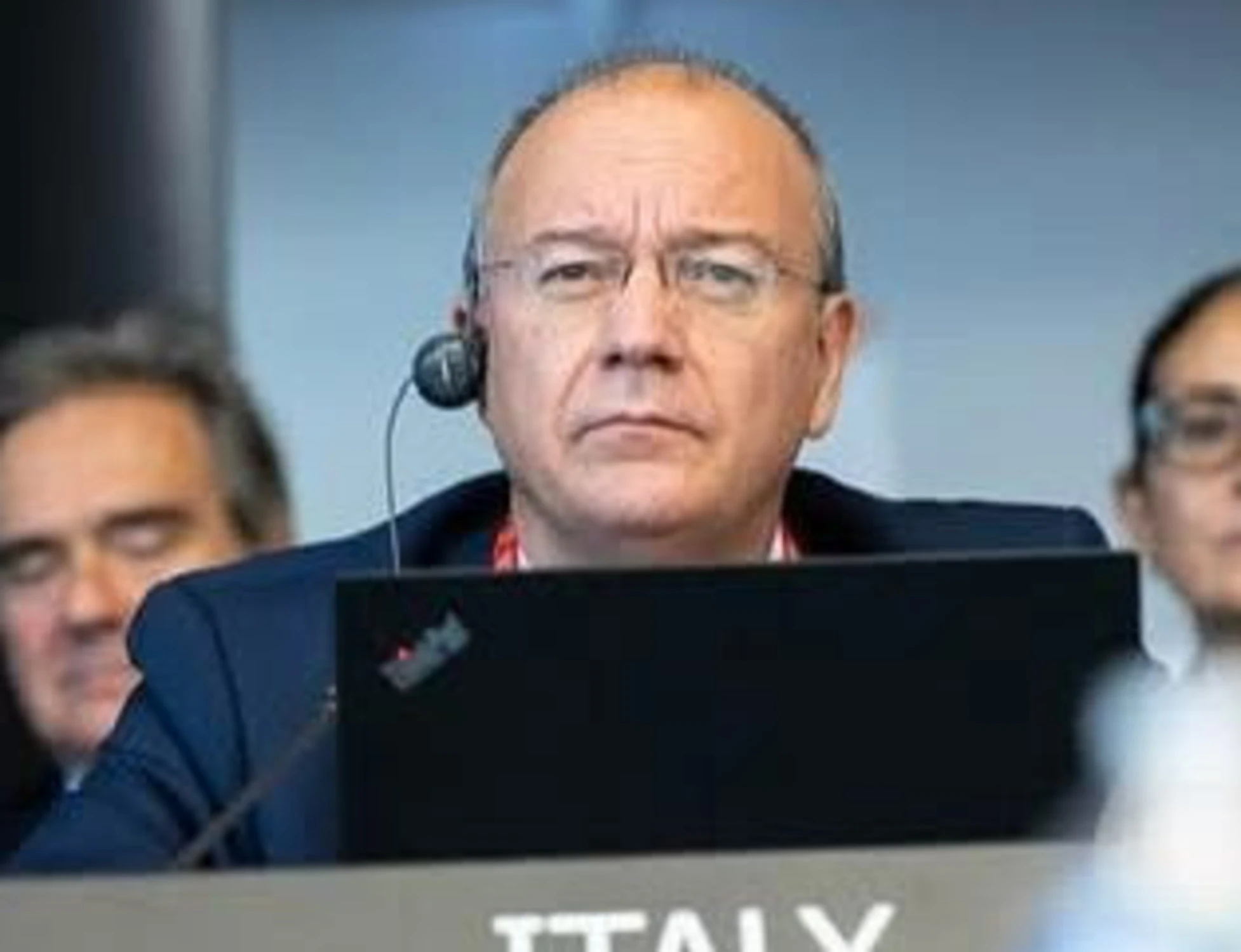 Valditara porta in Commissione Ue il divieto dell'uso dei cellulari in classe