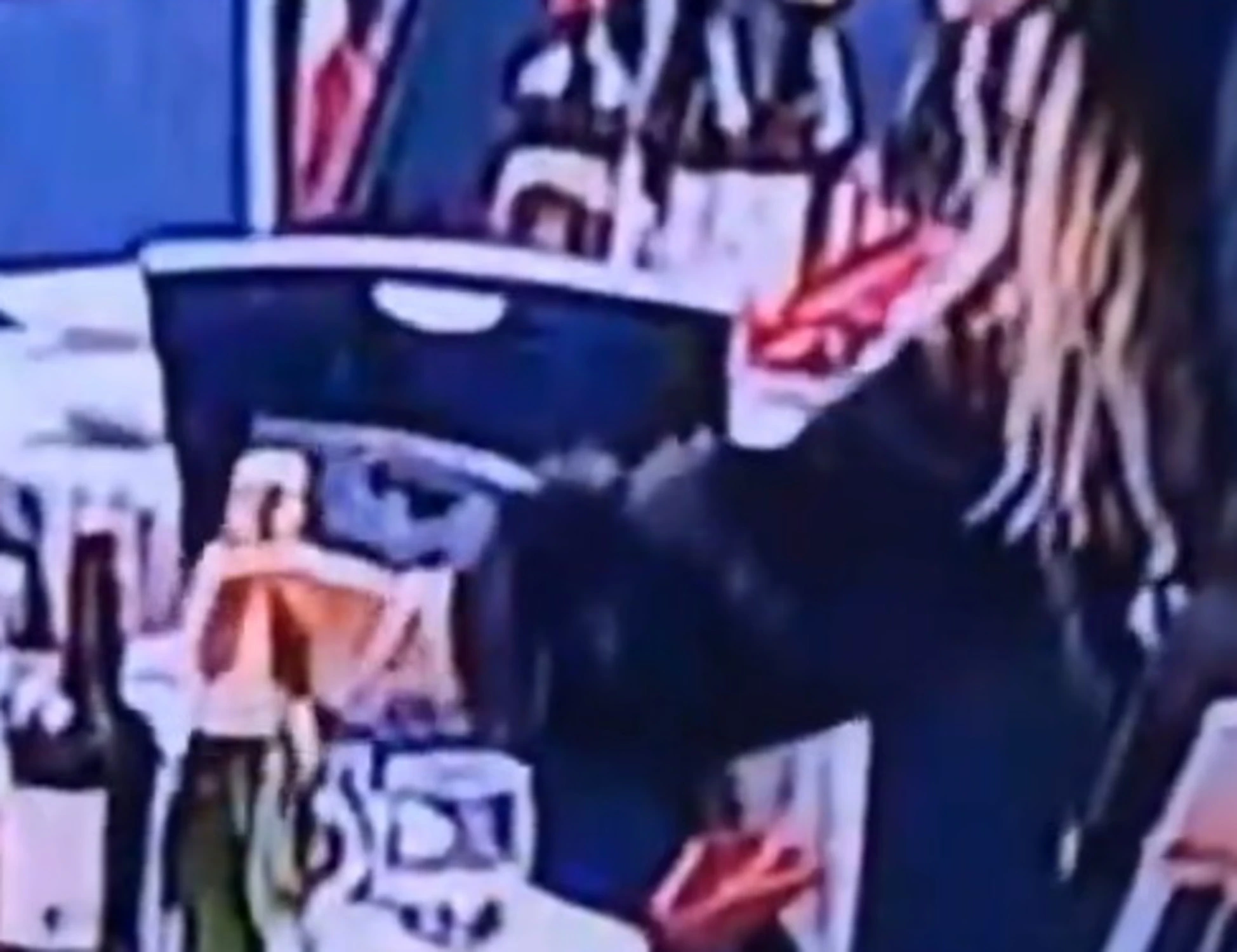 Trump, dopo gli spari i giornalisti in sala rubano tutto: immagini choc