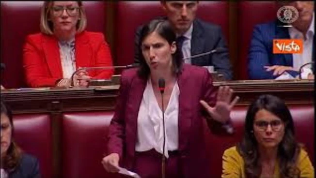 Schlein mostra in Aula grafico delle spese sanitarie: Il vostro Governo è al minimo storico