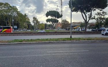 Roma, incidente choc in via Tuscolana: brucia il rosso, due morti. Chi c'era alla guida