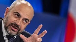 Gianluigi Paragone sfida Mario Draghi: "Perché dovete chiudere in casa noi no vax"