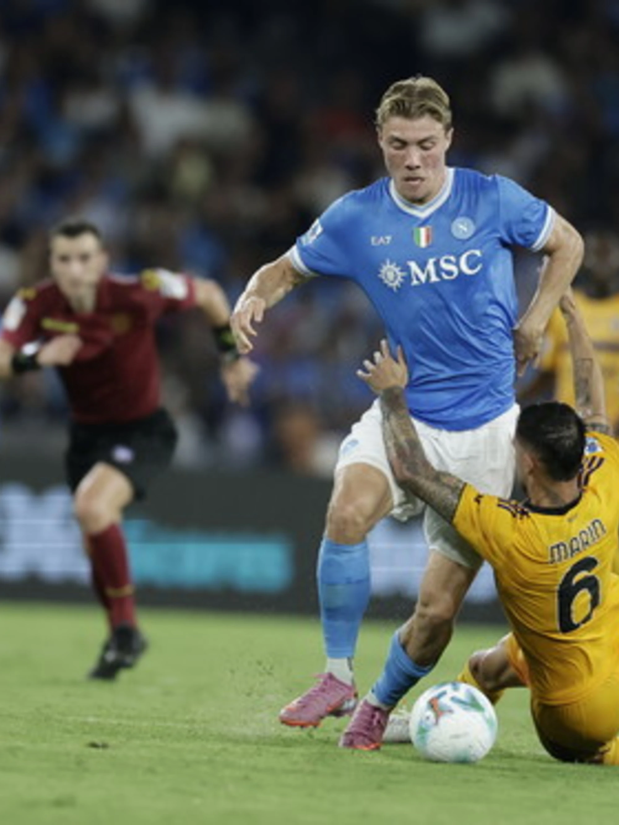 Il Napoli piega il Pisa e continua a volare