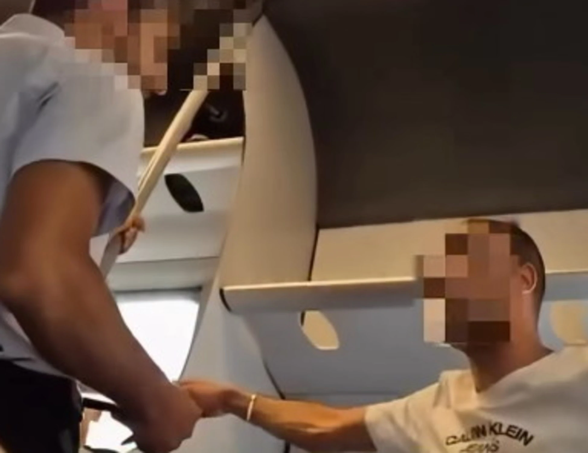 Fakir, la rissa col capotreno: "Non ho il biglietto, chiami gli sbirri di m***a così uccidono anche me?"