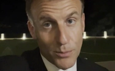 Macron, la pagliacciata: l'incredibile video a notte fonda, "Sarò lì!". Lo massacrano