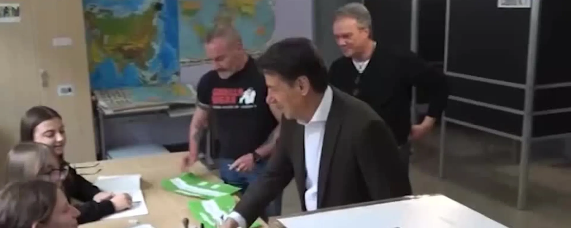 Conte al voto col cane, entra nel seggio e... Cosa dimentica