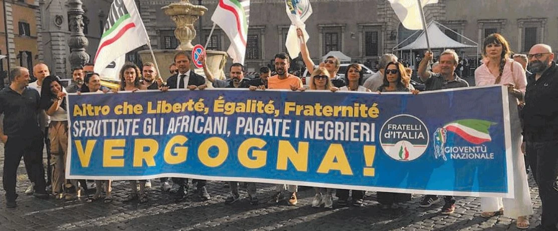 Sea Watch, Carola Rackete e la rabbia di Giorgia Meloni: clamoroso striscione davanti all'ambasciata di Macron