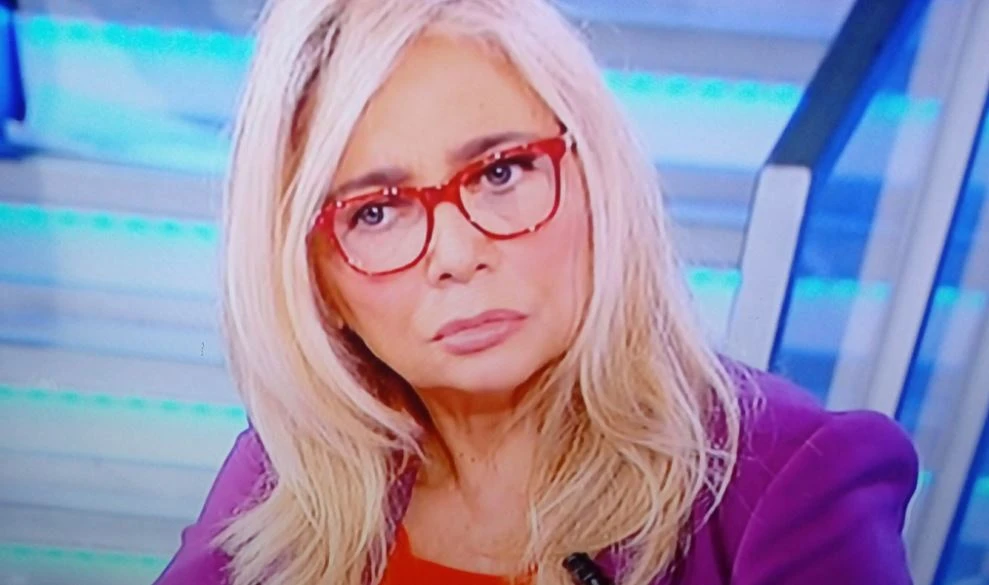Domenica in, Mara Venier si presenta in studio vestita così: "Che coraggio", cosa rischia