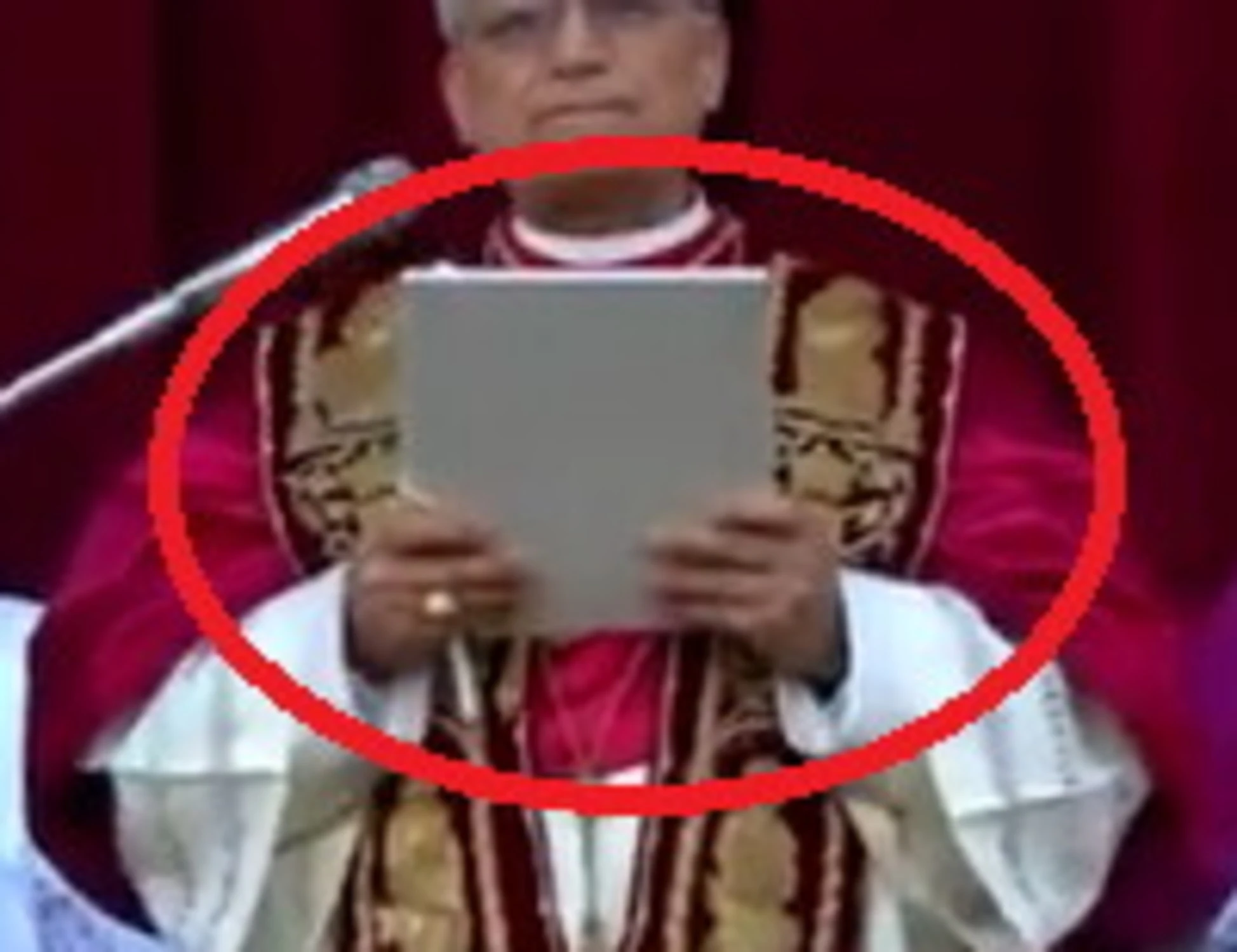 Papa Leone XIV, il primo a leggere un discorso scritto. Il giallo del foglietto