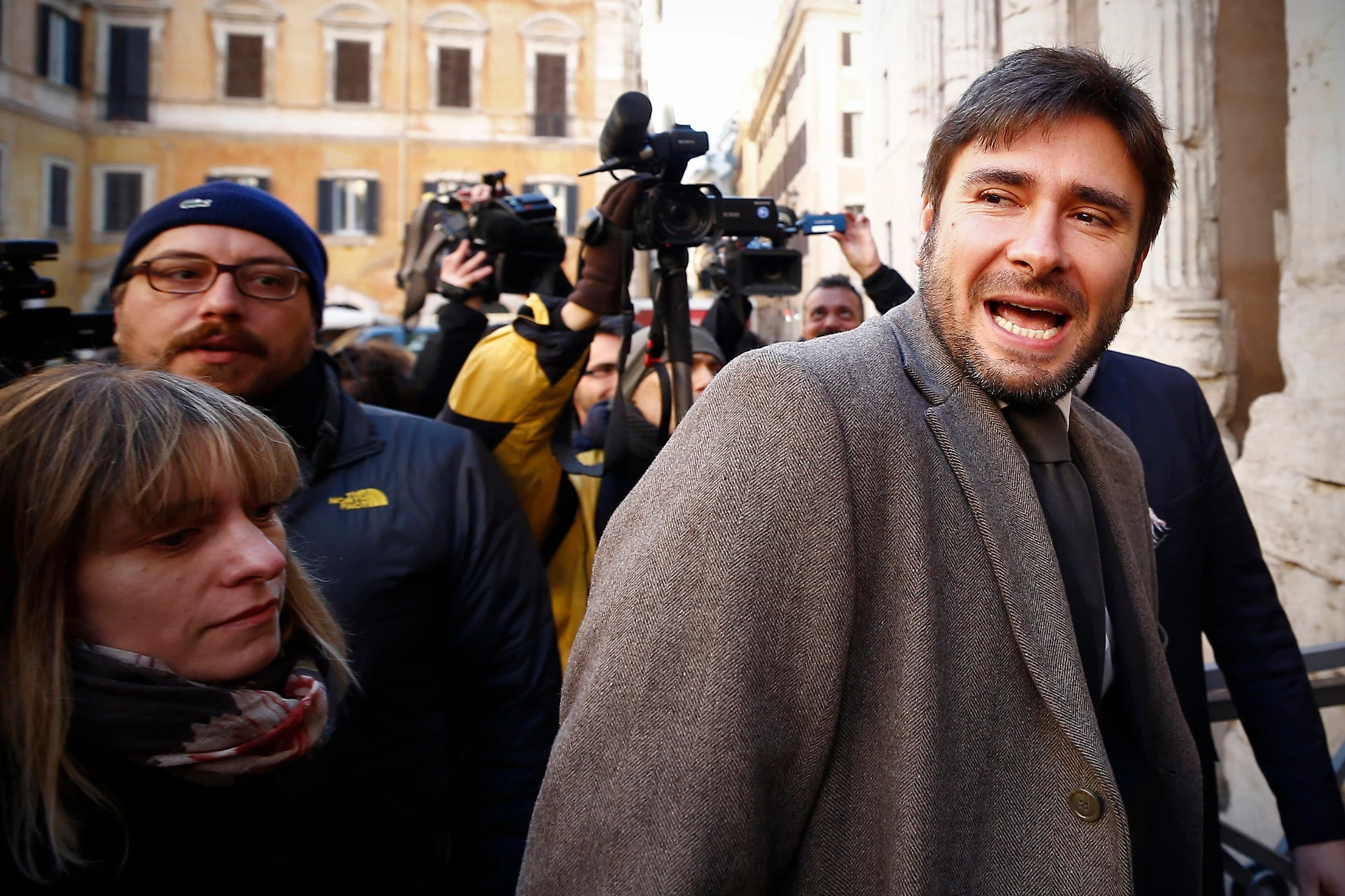 Silvio Berlusconi, la bastonata ad Alessandro Di Battista: "Linguaggio violento, ne dice una all'ora"