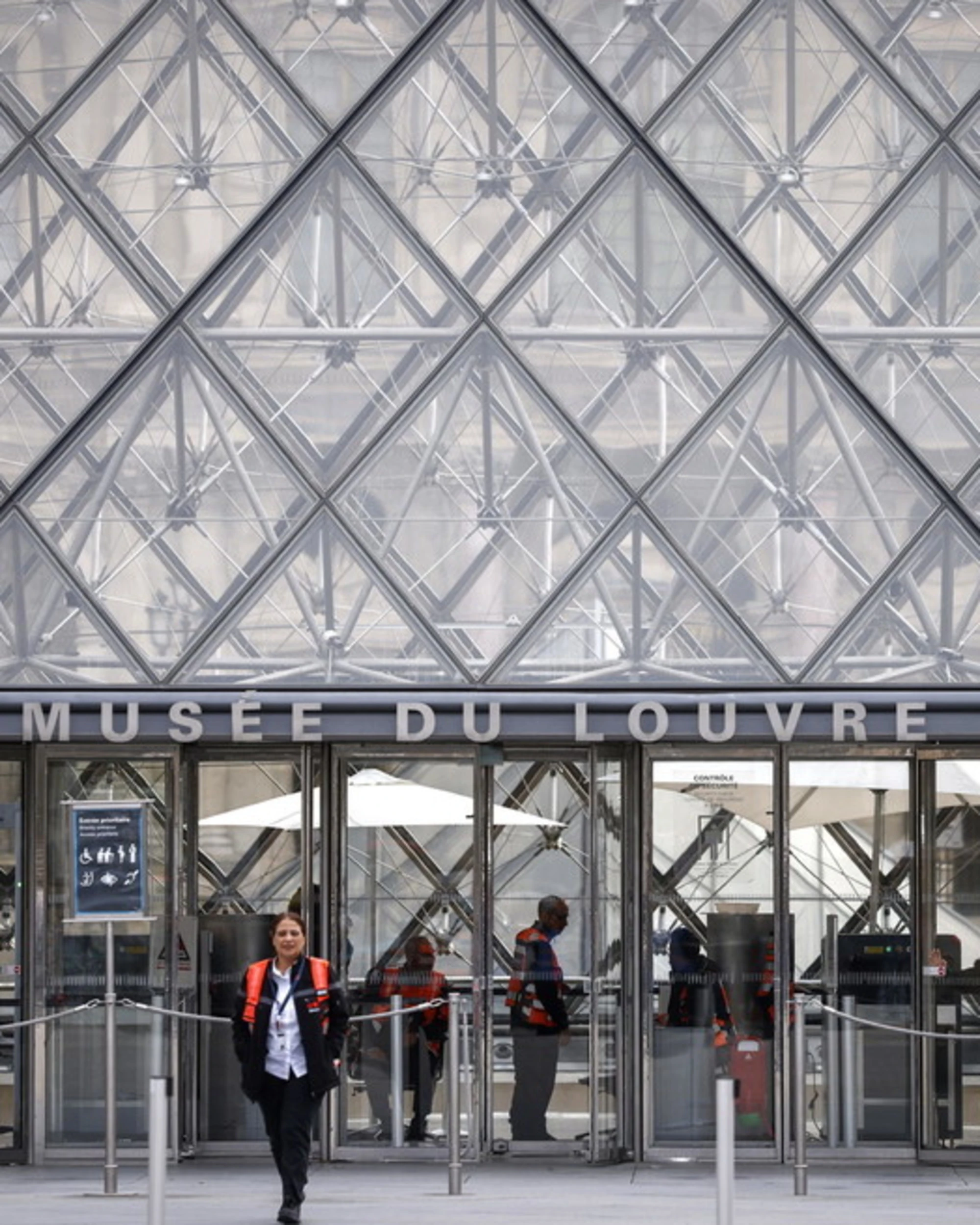 Louvre, arrestati due dei super ladri: dove stavano cercando di scappare