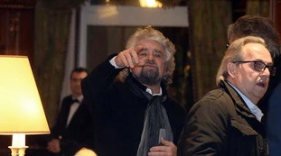 Beppe Grillo sapeva del coronavirus? "Mascherina e ambasciatore cinese", interrogazione del centrodestra