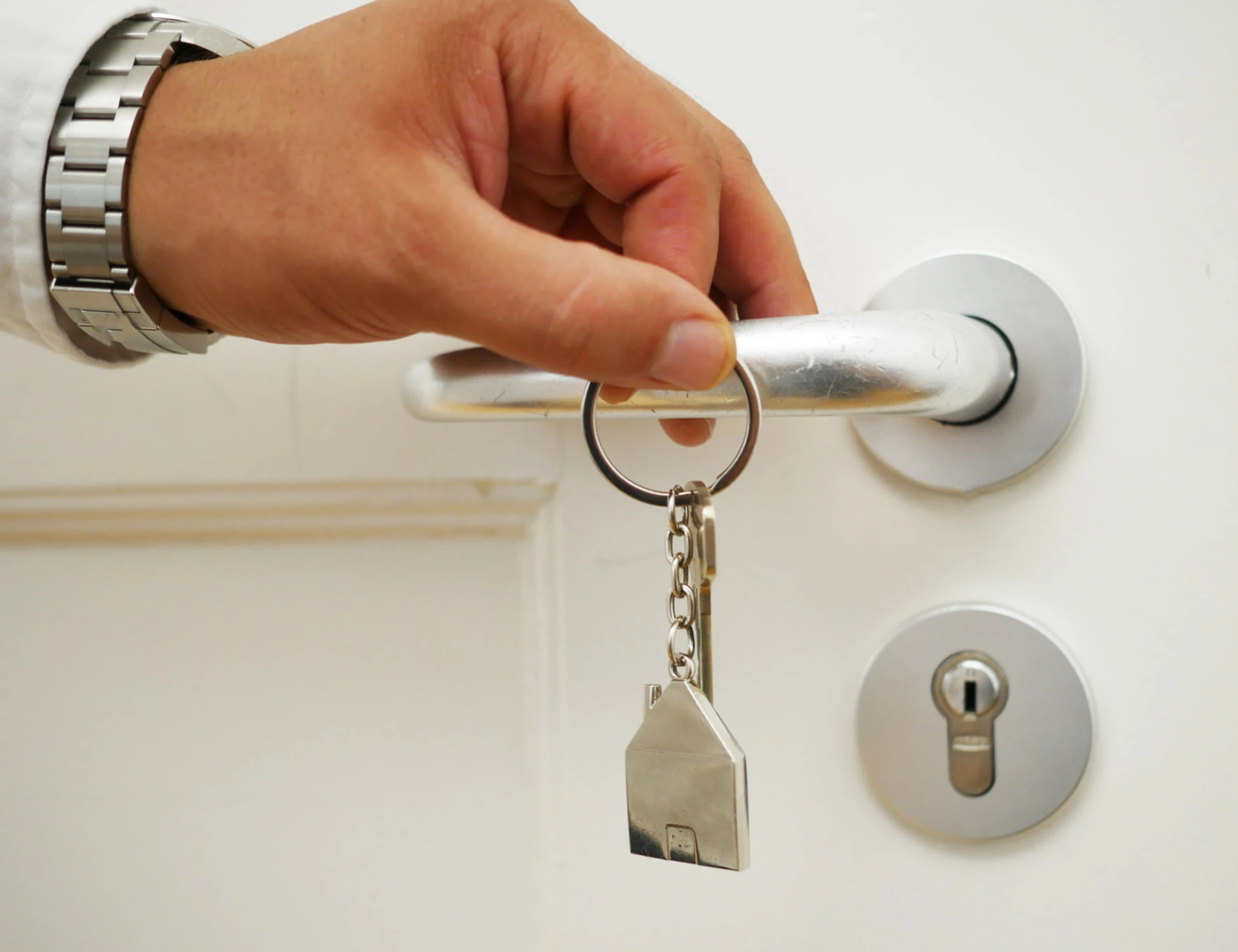 Papà intesta la casa alla figlia, lei la vende e lo "sfratta": clamoroso, come finisce (in Tribunale)