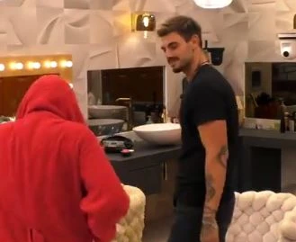 Grande Fratello Vip, Francesco Monte e l'assalto sessuale gay: "Lingua in bocca durante la festa"